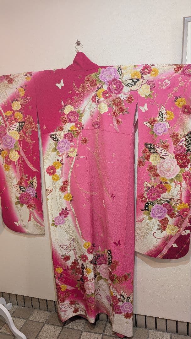 【美品】ピンク地に花や蝶の柄•振袖•Ｌサイズ