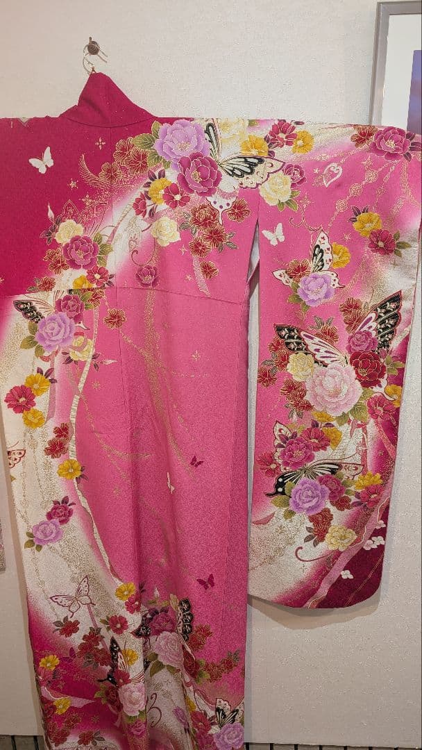 【美品】ピンク地に花や蝶の柄•振袖•Ｌサイズ