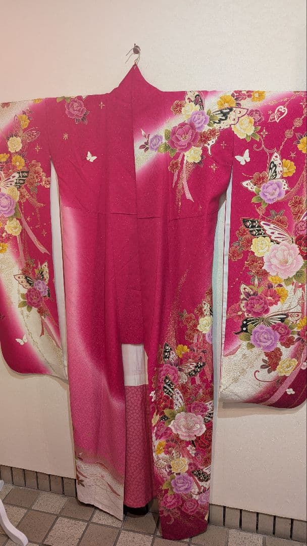 【美品】ピンク地に花や蝶の柄•振袖•Ｌサイズ