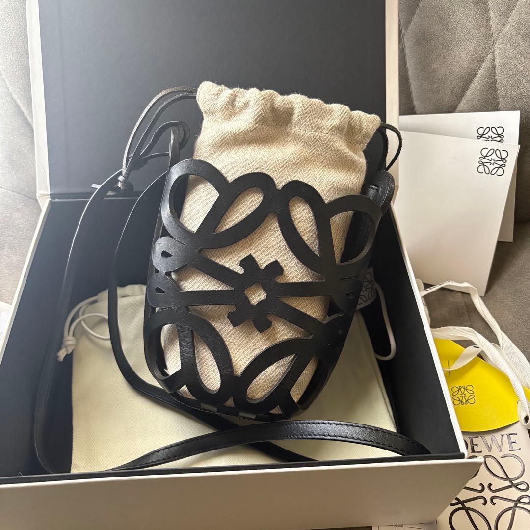 LOEWE ロエベ アナグラム カットアウト ポケット　ショルダー バッグ