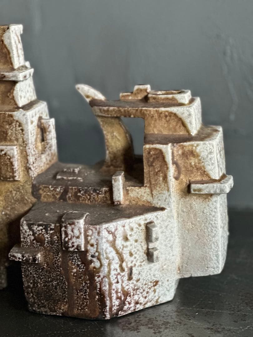 瞬間的お値下げ‼️作家物陶器　花瓶　抽象的陶器彫刻 茶色と白