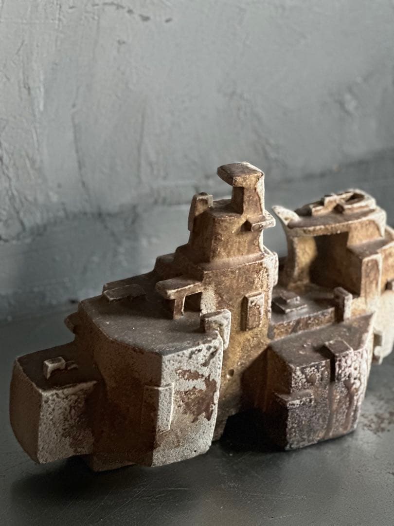 瞬間的お値下げ‼️作家物陶器　花瓶　抽象的陶器彫刻 茶色と白