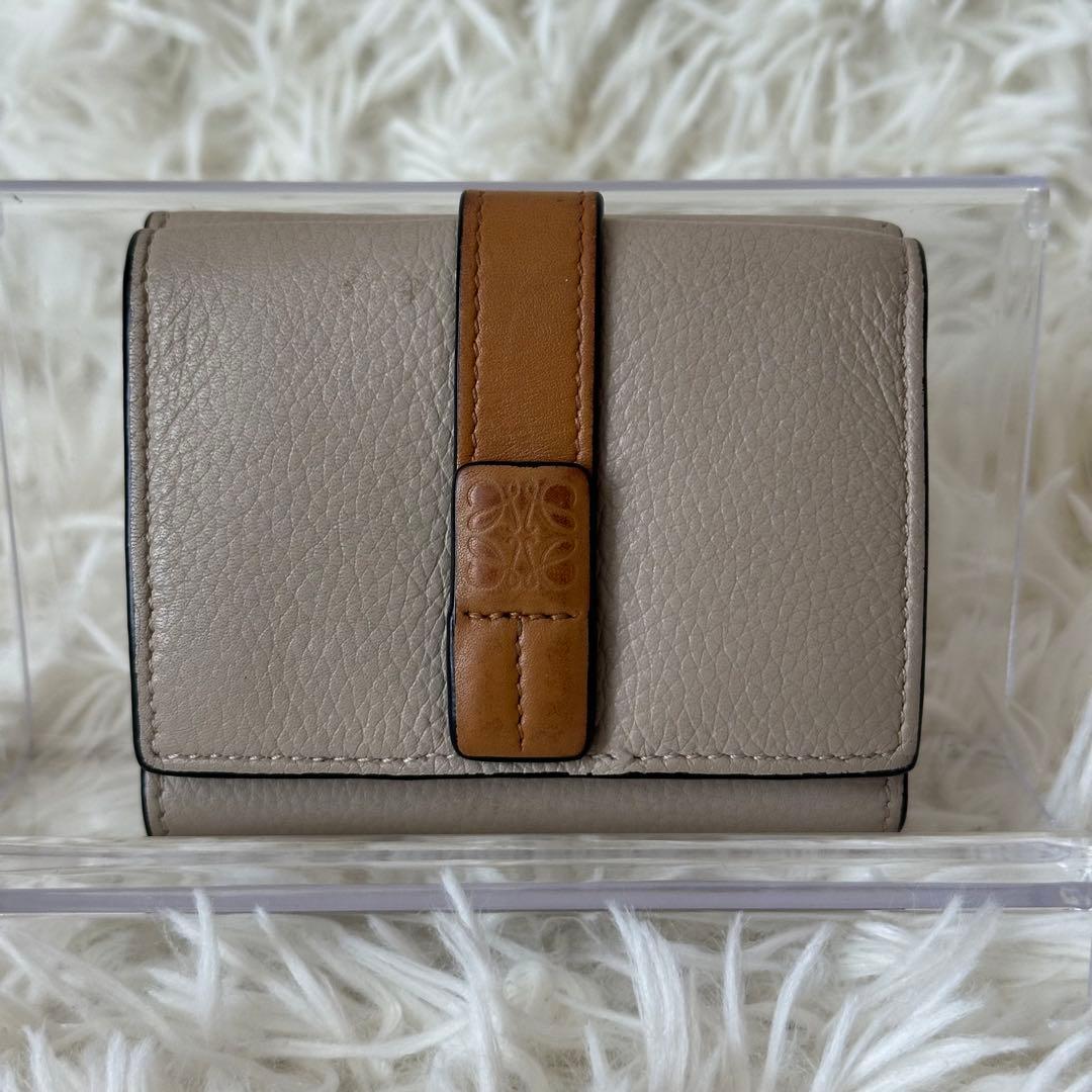 ロエベ アナグラム バーティカルウォレット 三つ折り財布 レザー ベージュ