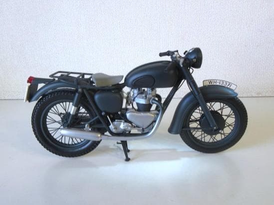 MINICHAMPS (1/12) トライアンフ TR6 Trophy「大脱走」