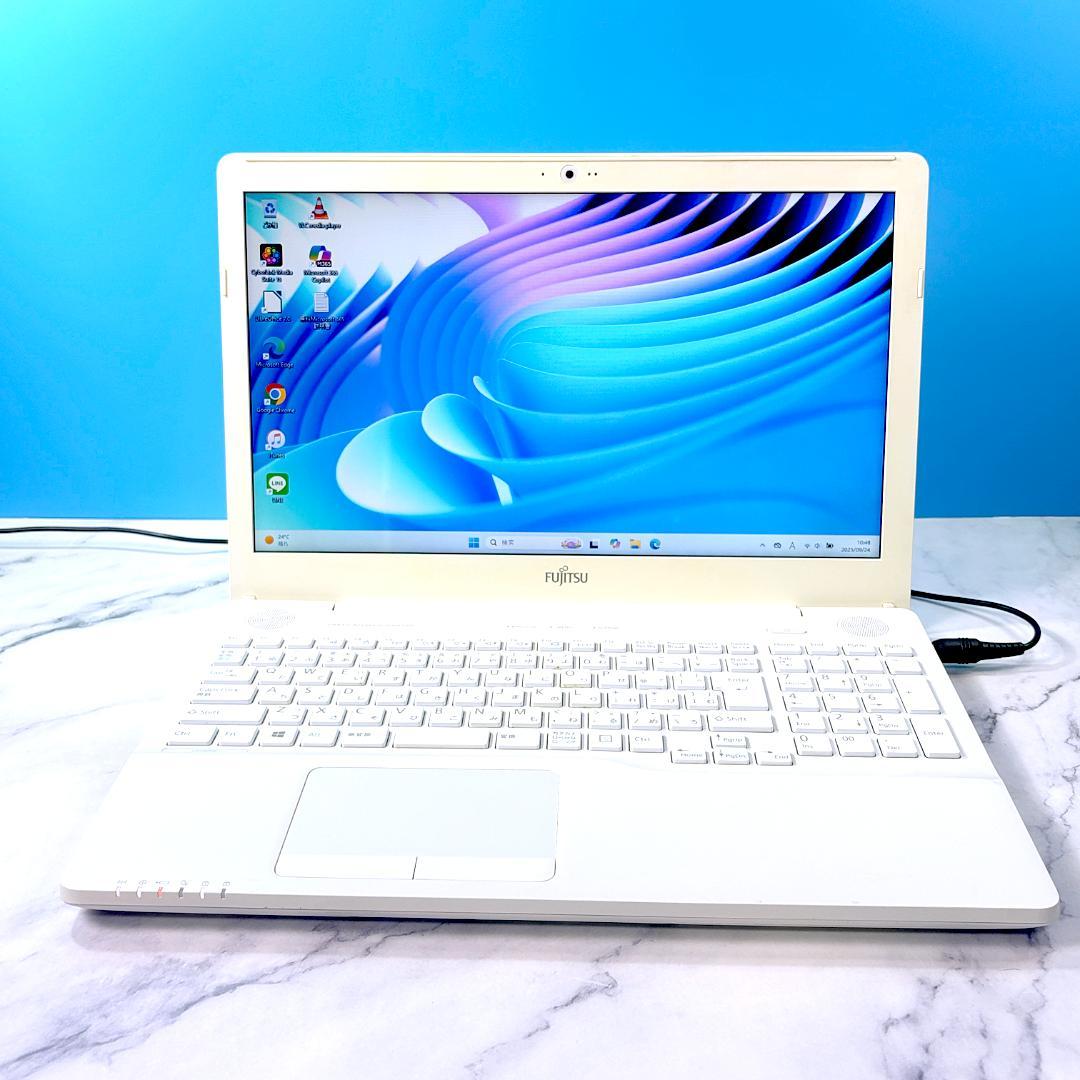 美品！Corei7・16GB・SSD512・Win11・ホワイト ノートパソコン