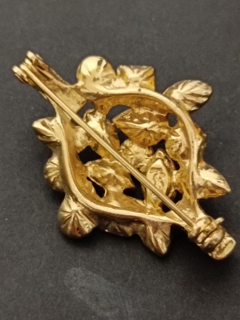 イヴサンローラン　ブローチ　ゴールド　ストーン　付属品なし