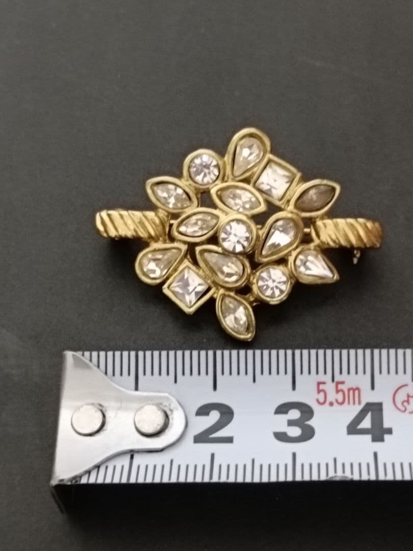 イヴサンローラン　ブローチ　ゴールド　ストーン　付属品なし