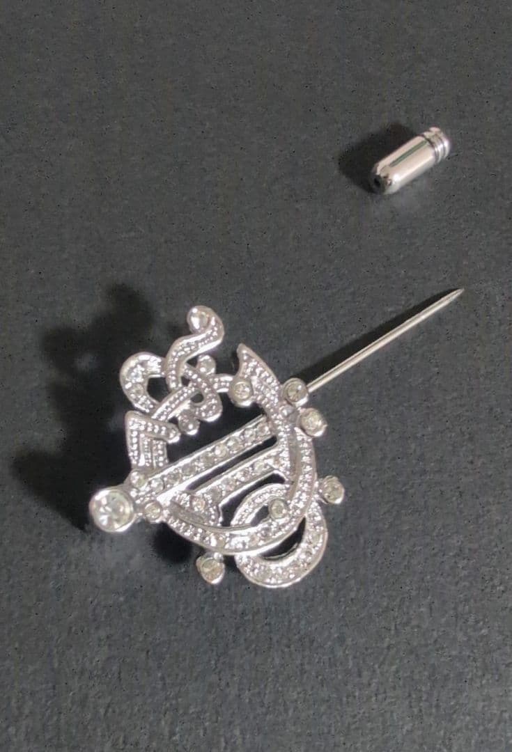 ♥本日特別価格【クリスチャン ディオール】紋章エンブレム ピンブローチ