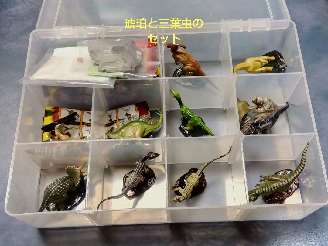 海洋堂　ジュラシックパークⅢ フィギュア&琥珀虫入り＋三葉虫化石（本物）