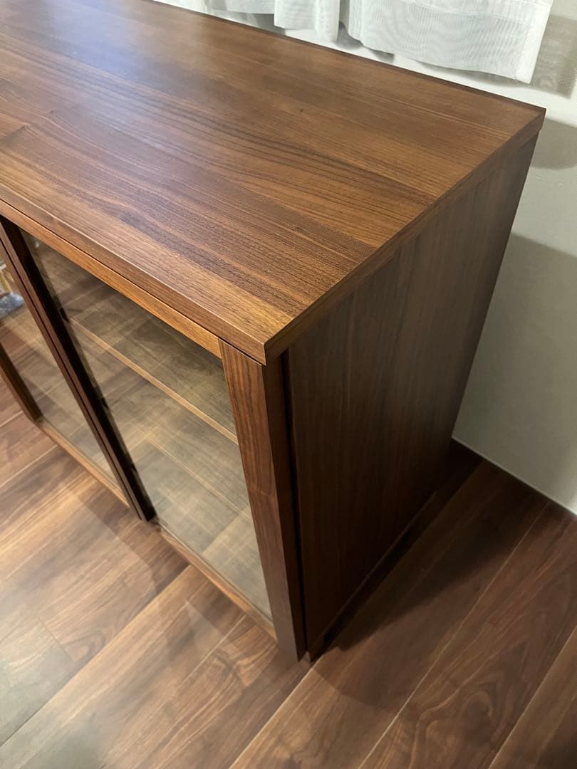 無印良品　木製キャビネット ウォールナット材　ガラス扉　脚付き