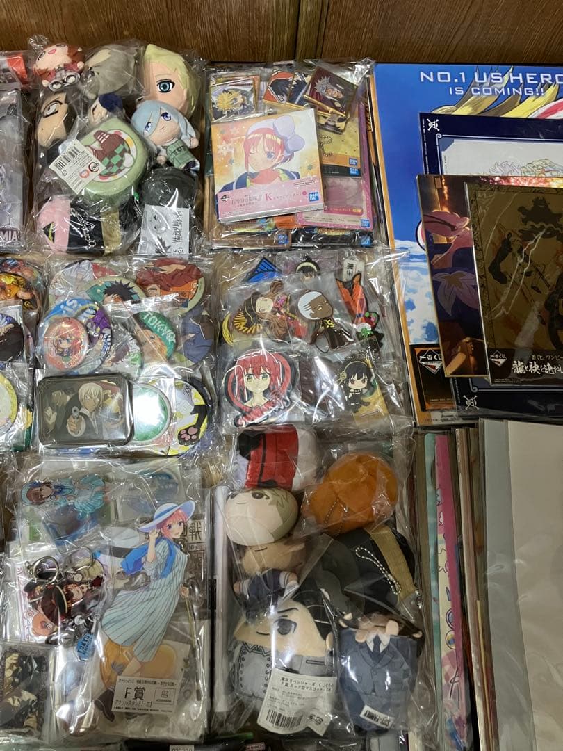 漫画　アニメ　グッズ　缶バッジ　アクリルスタンド　ラバーストラップ　フィギュア