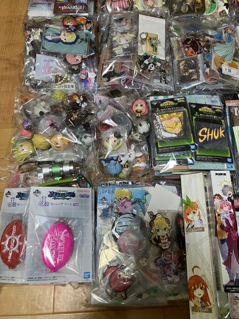 漫画　アニメ　グッズ　缶バッジ　アクリルスタンド　ラバーストラップ　フィギュア