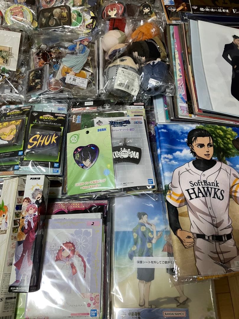 漫画　アニメ　グッズ　缶バッジ　アクリルスタンド　ラバーストラップ　フィギュア