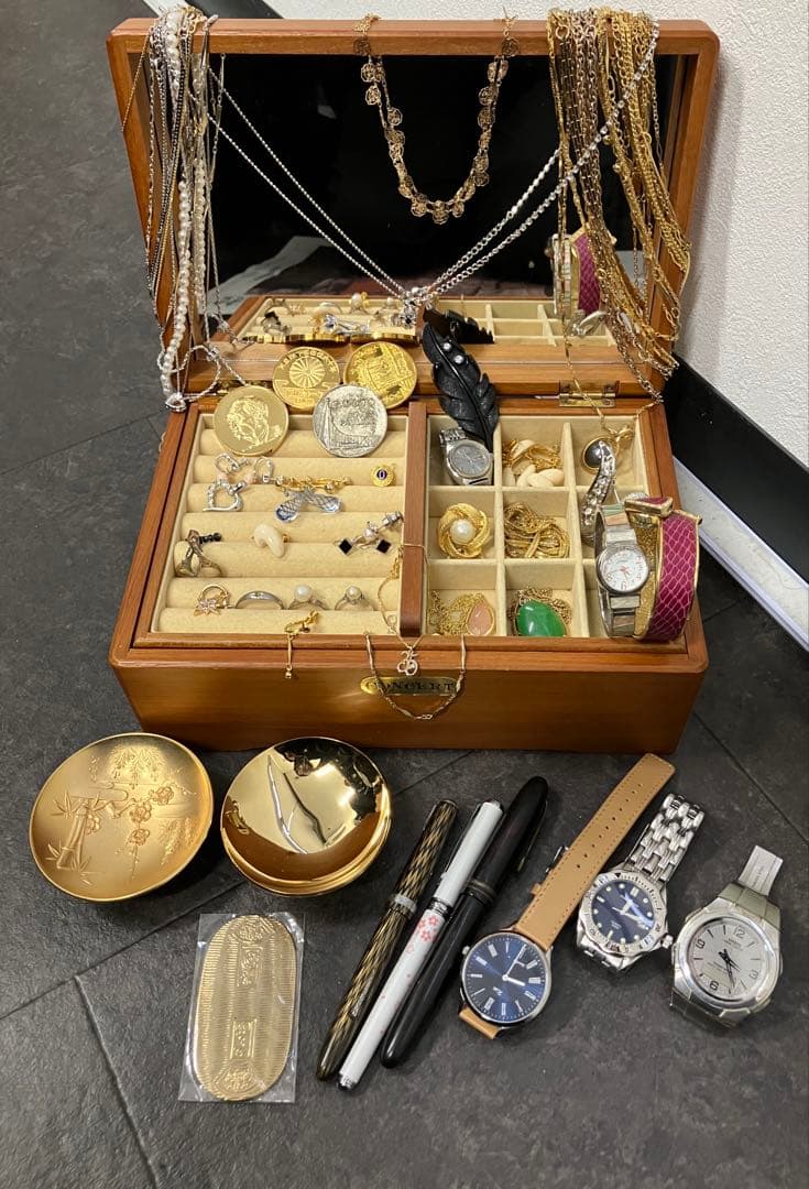 遺品整理 指輪 ネックレス イヤリング 腕時計　ブローチ カフス 金盃