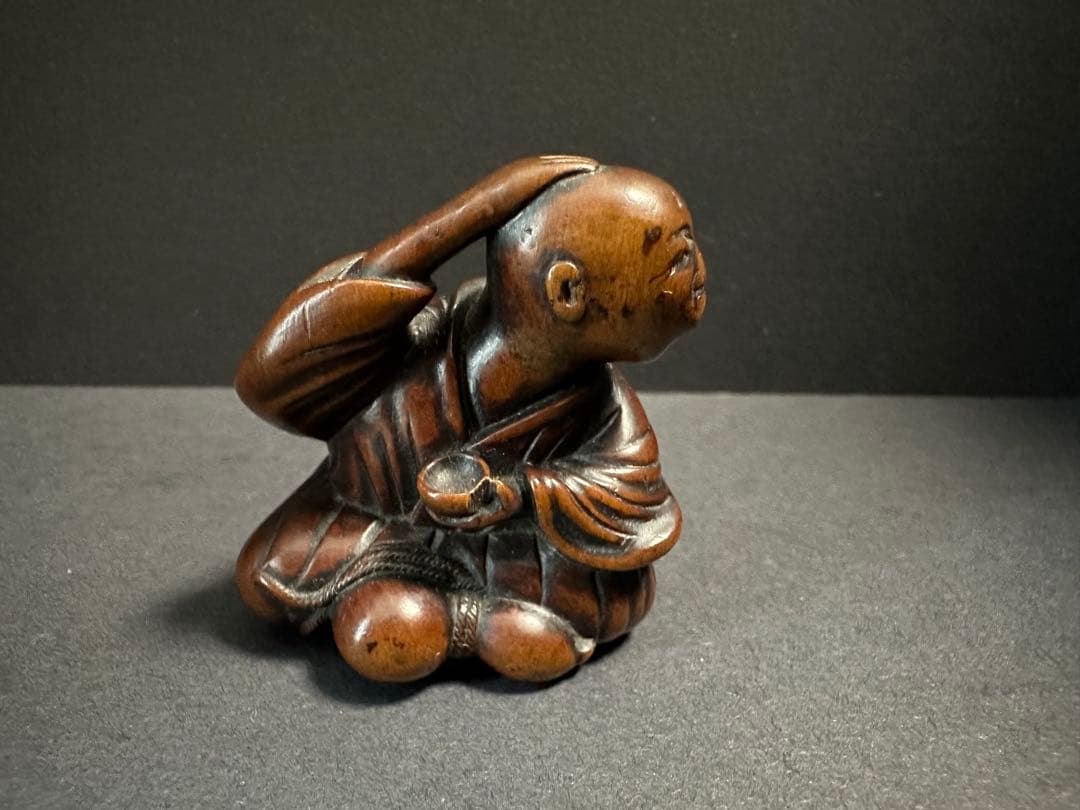 【根付(netsuke)】人物の根付　友重　木製　江戸時代