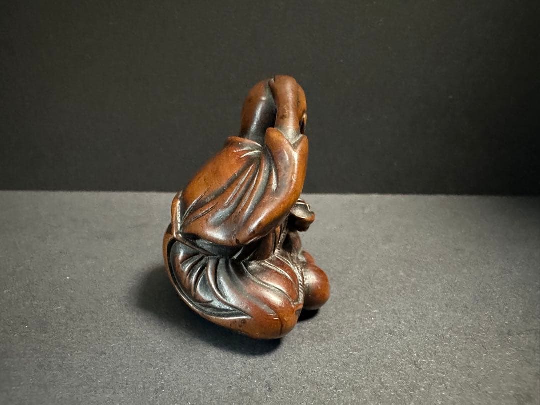 【根付(netsuke)】人物の根付　友重　木製　江戸時代