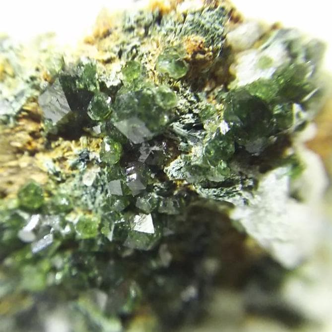 グリーンガーネット（デマントイド？）の母岩付き原石（パキスタン産）