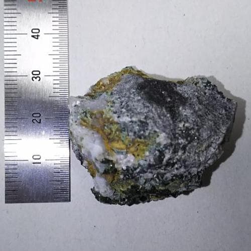 グリーンガーネット（デマントイド？）の母岩付き原石（パキスタン産）