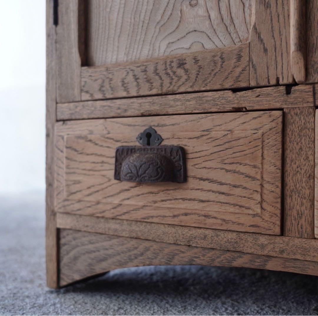 開き戸のキャビネット