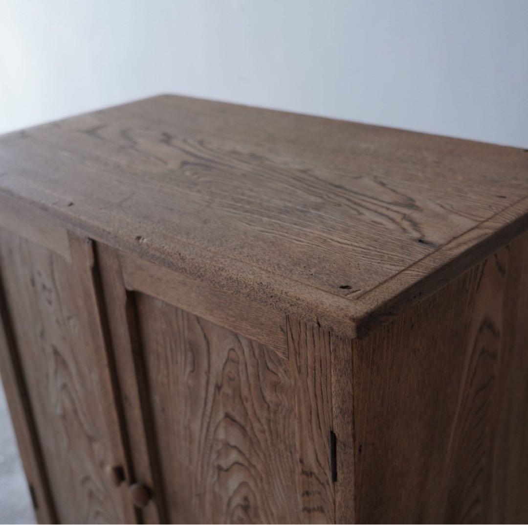 開き戸のキャビネット