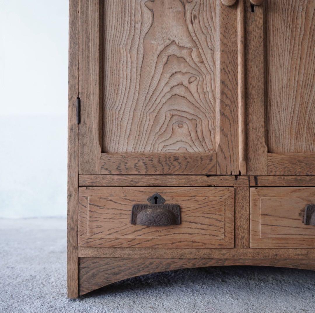 開き戸のキャビネット