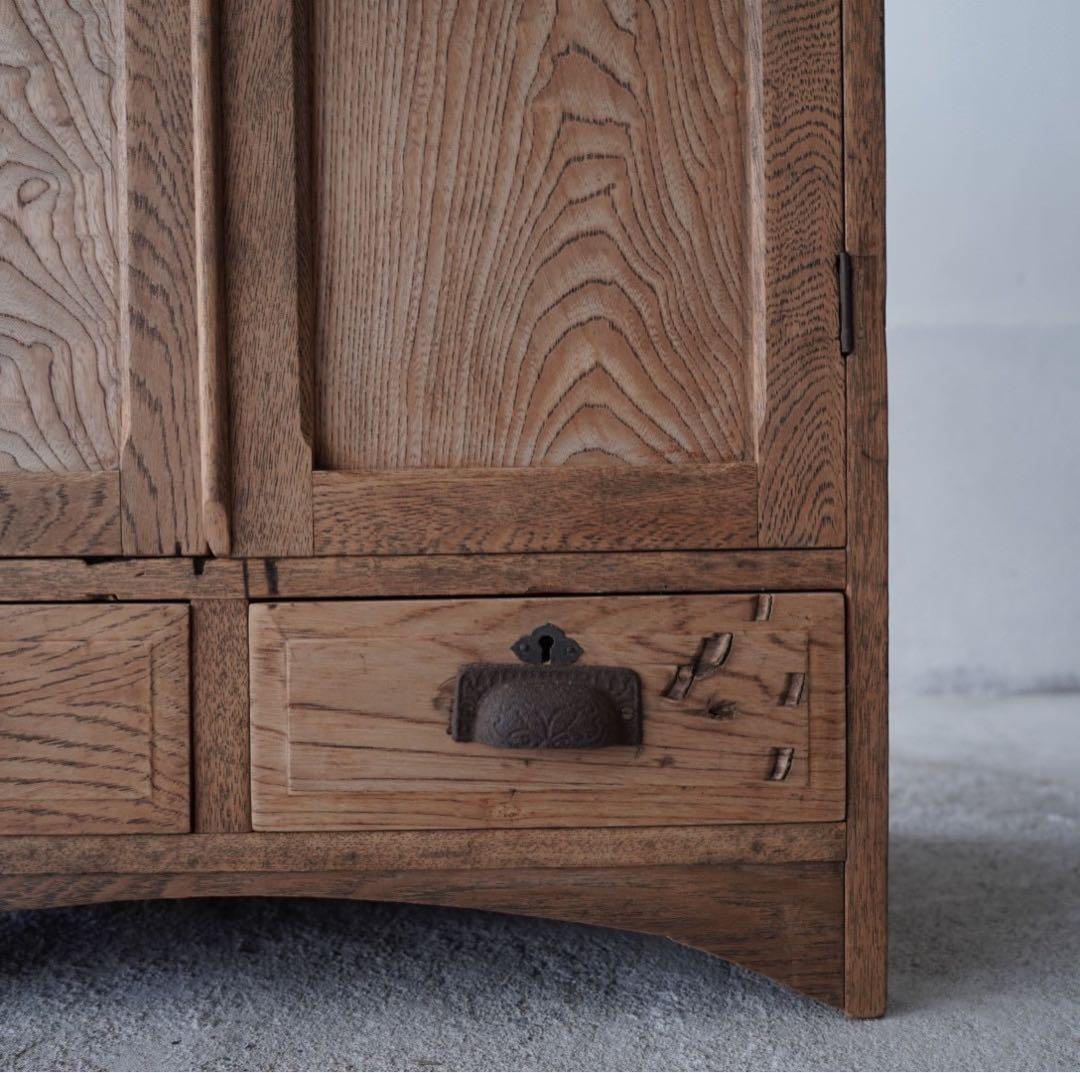 開き戸のキャビネット