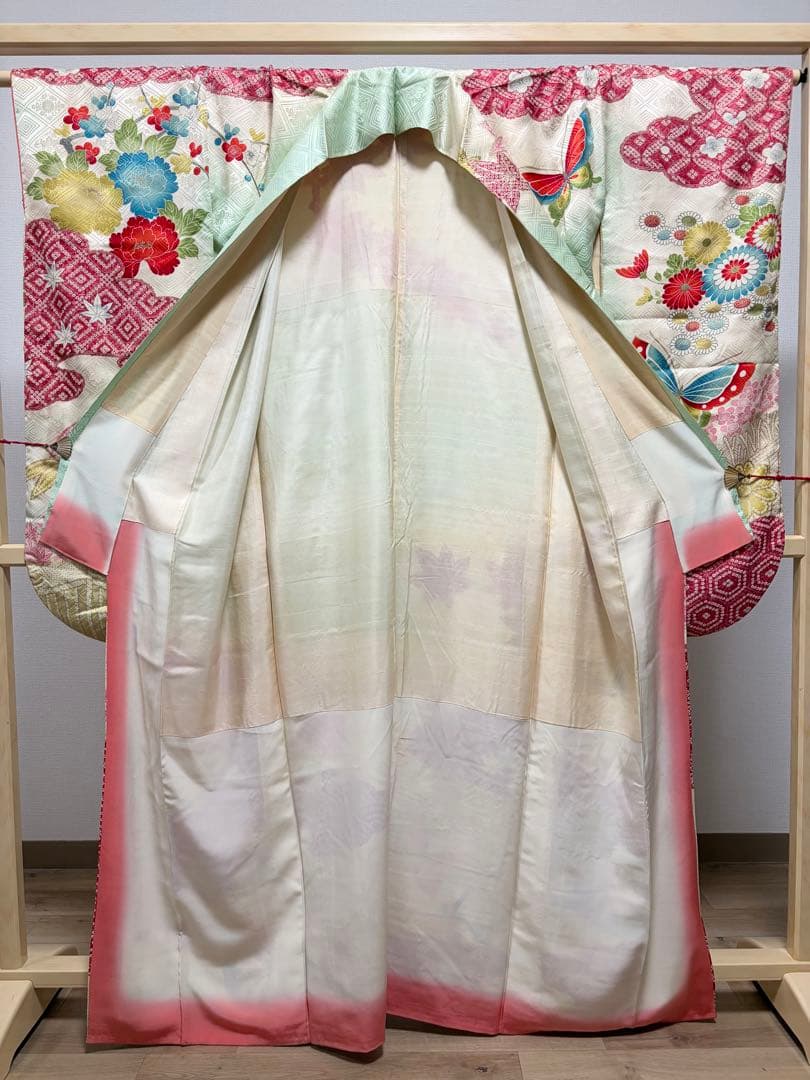 A5 レトロ 蝶に花々 刺繍 金銀彩 薄緑 正絹 袷 振袖 着物 成人式 K19