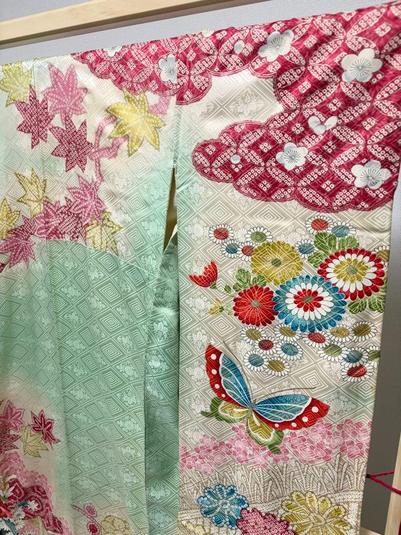 A5 レトロ 蝶に花々 刺繍 金銀彩 薄緑 正絹 袷 振袖 着物 成人式 K19