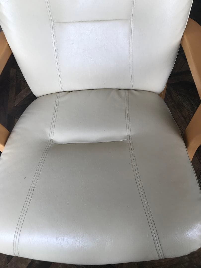  　１脚ニトリ食卓椅子レザー 回転式アームチェア