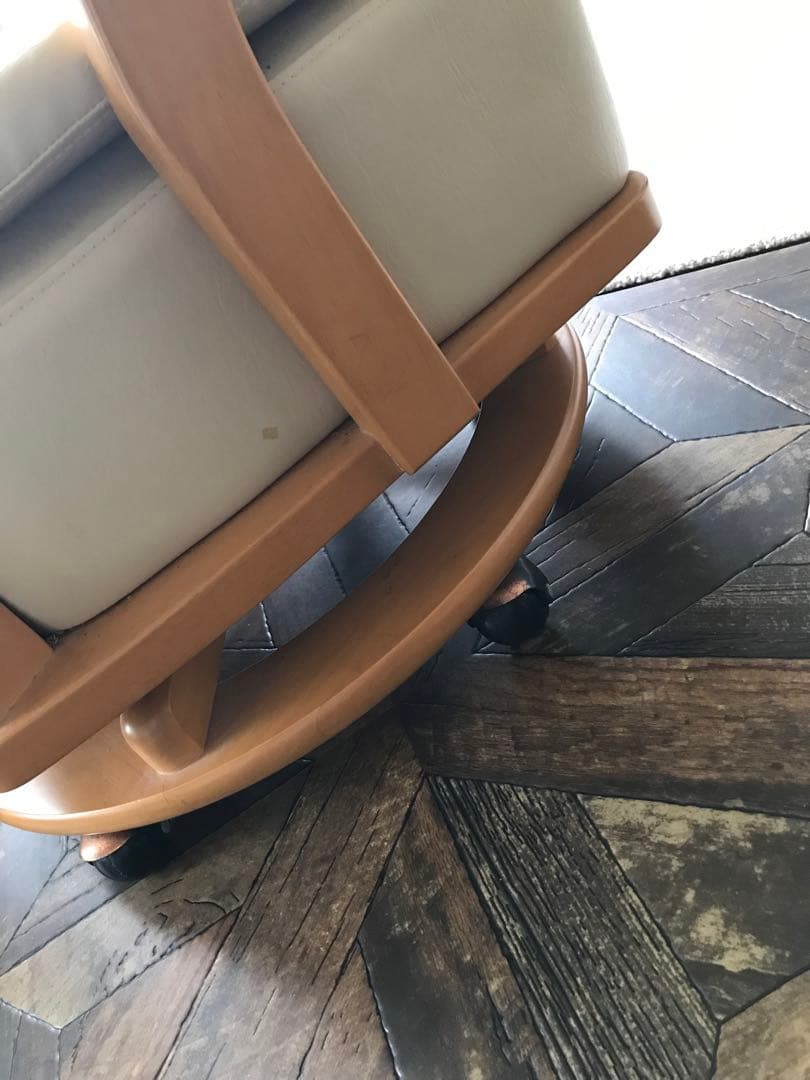  　１脚ニトリ食卓椅子レザー 回転式アームチェア