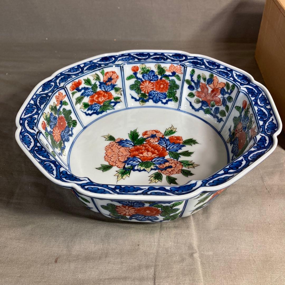 【源右衛門】古伊万里の伝統　日本の名窯　舘林源右衛門作　花割牡丹見込文　八角鉢