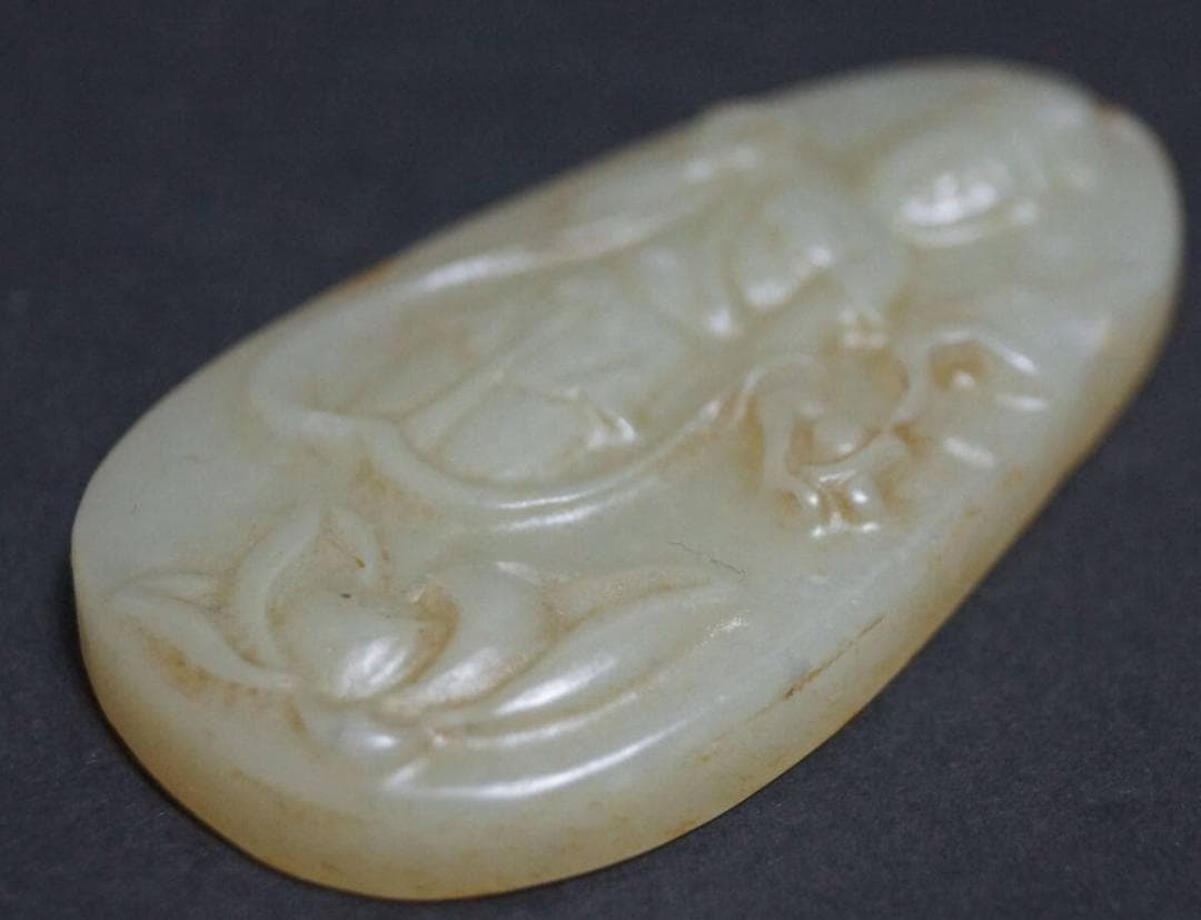 古代 和田玉(ホータン) 細工彫り『観音菩薩像』玉佩根付 緒締玉 提げ物 装飾品