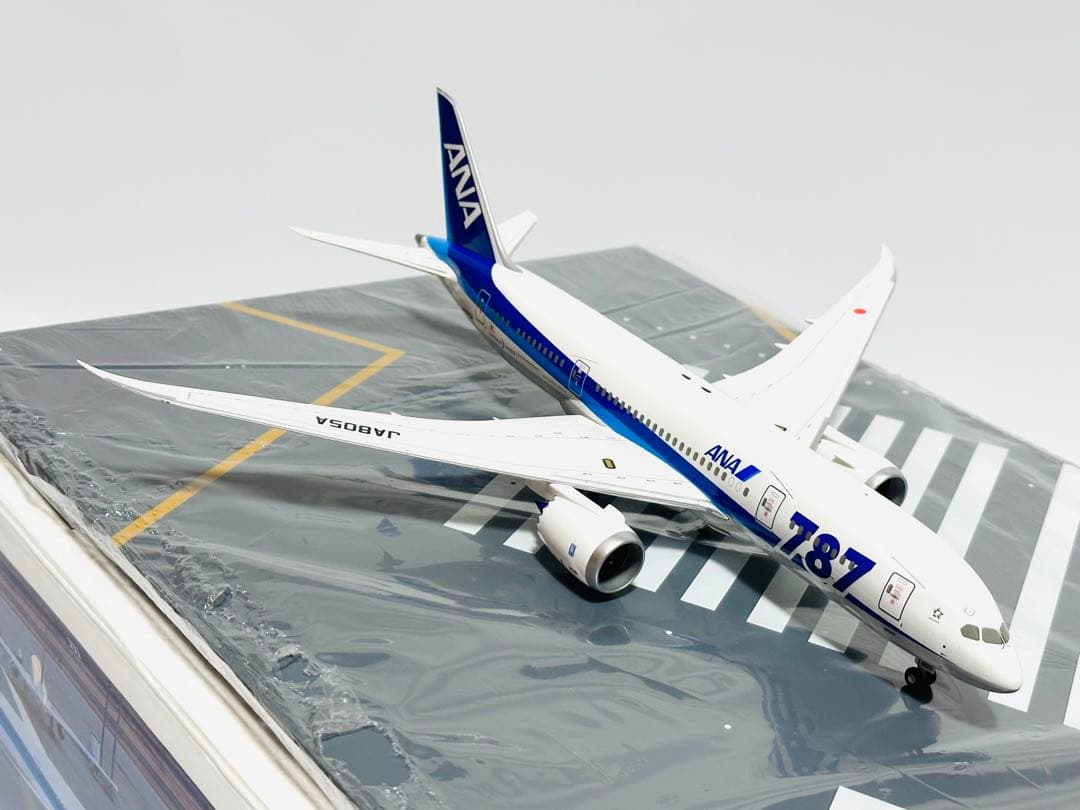 全日空商事 1/200 ANA B787-8 滑走路パネル付き NH20055