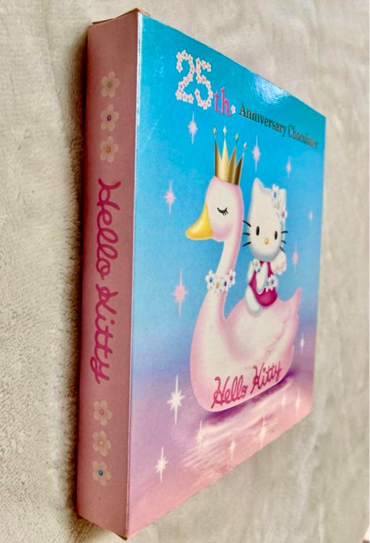 サンリオ キティ25周年アニバーサリー缶記念バッチ【激 レア❗️】スワン