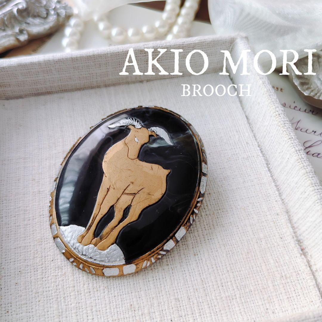 アキオ モリ 岩場に立つ山羊 ブローチ アカンサス模様 金蒔絵 水牛角 森暁雄