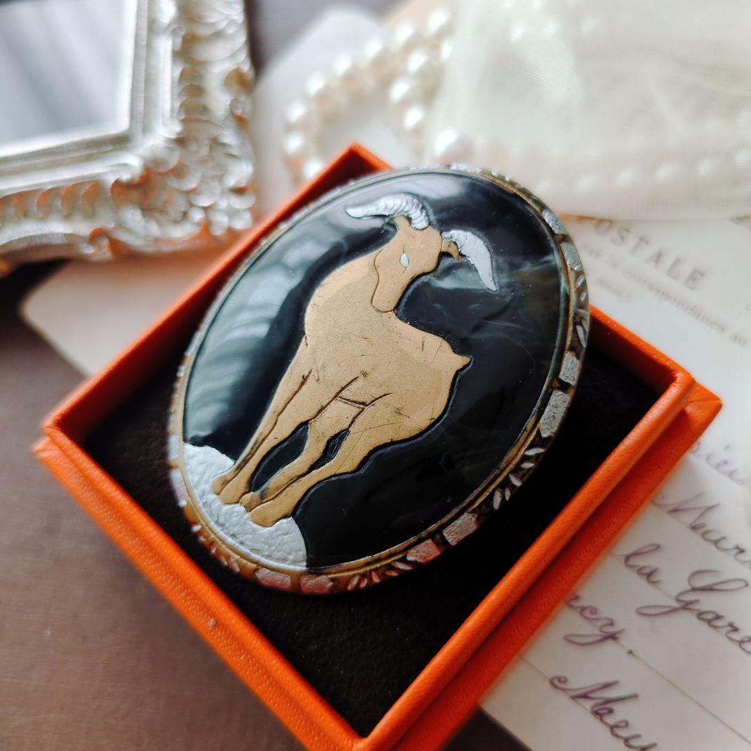 アキオ モリ 岩場に立つ山羊 ブローチ アカンサス模様 金蒔絵 水牛角 森暁雄