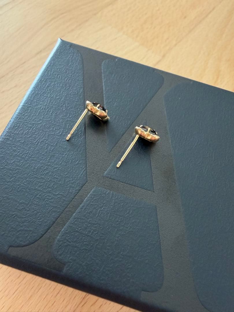 ヴァンドーム青山　ブラックカルセドニーピアス