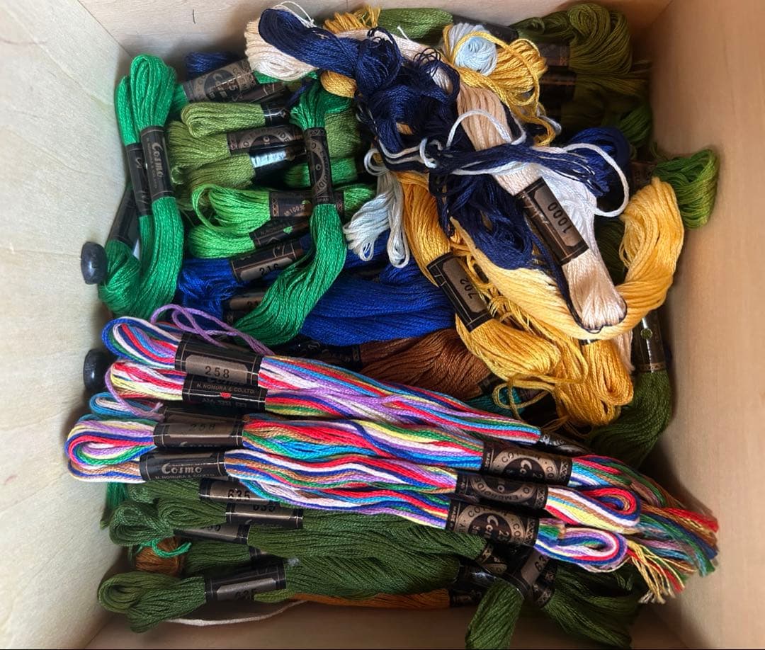 Cosmo 刺しゅう糸ラック #25 刺繍糸付き