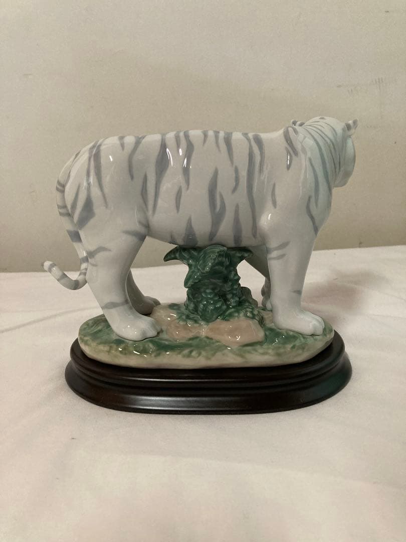 リヤドロ　ホワイトタイガー 陶器　置物