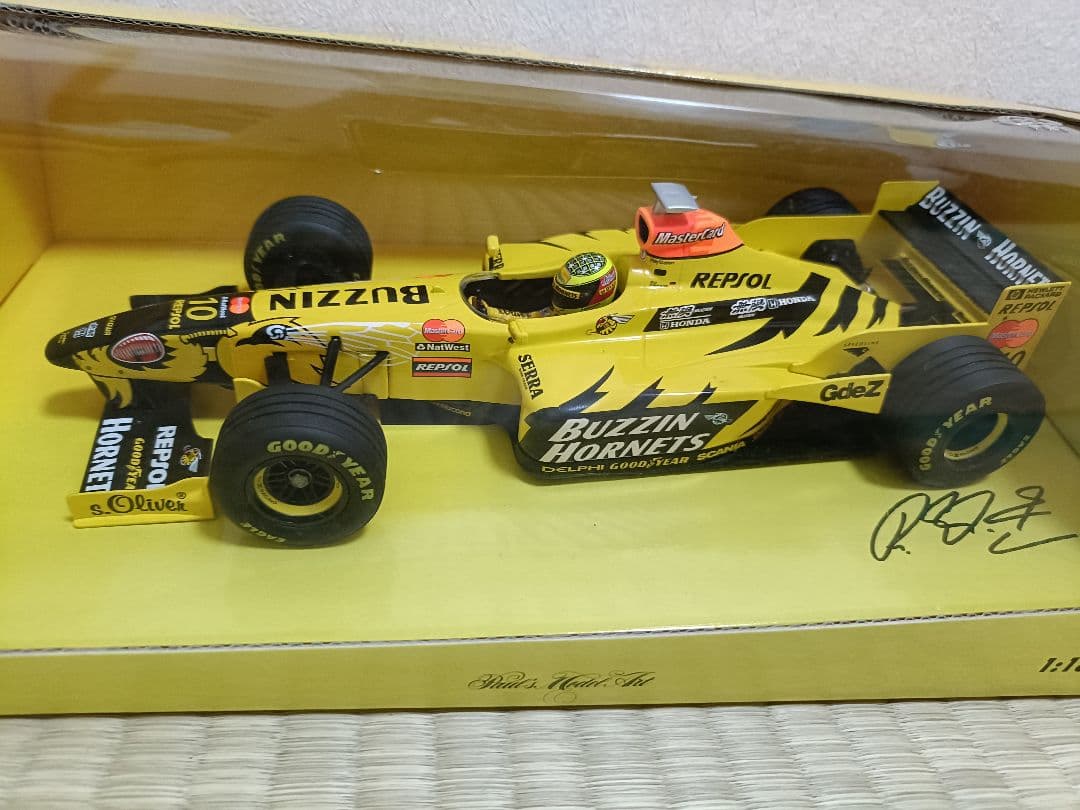 F1　Buzzin' Hornets 1:18 ミニカー