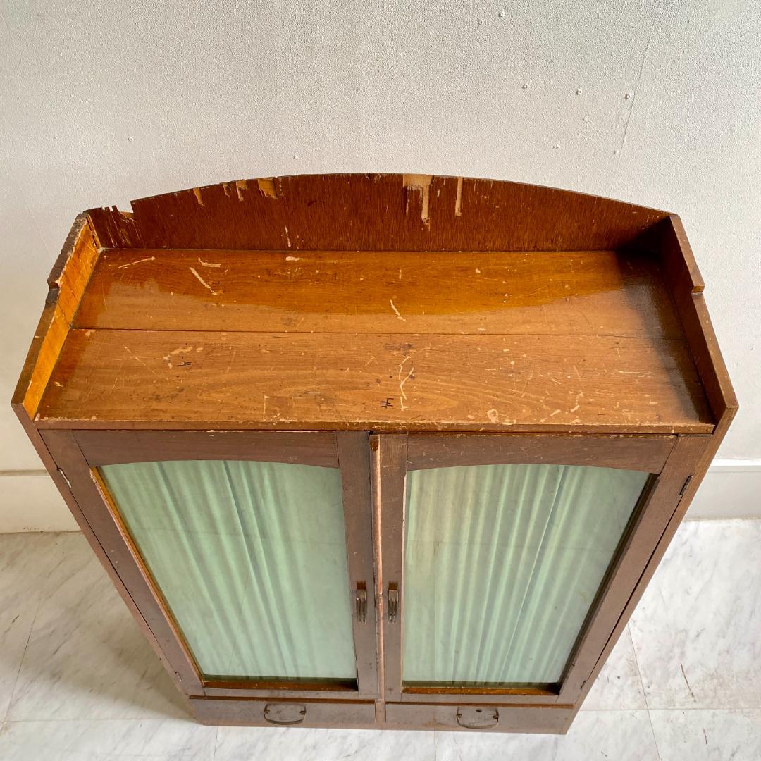 ジャンク レトロな木製キャビネット 古い本棚 ガラス扉付き カーテン付き