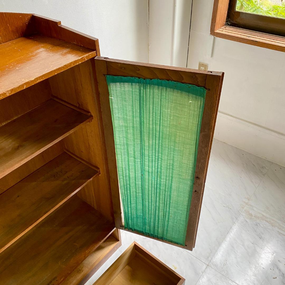 ジャンク レトロな木製キャビネット 古い本棚 ガラス扉付き カーテン付き