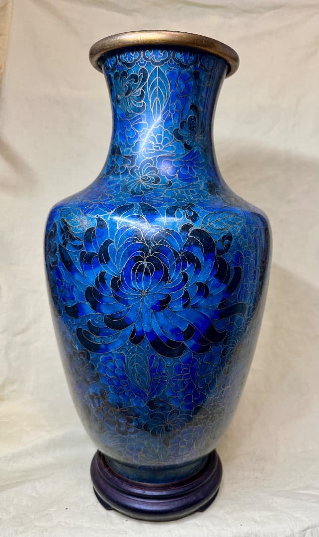 中国美術　七宝焼　 景泰藍大花瓶・細工菊花柄・台座付き