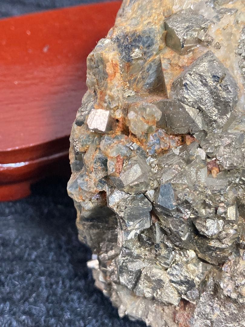 金鉱石　鉱物標本　鉱石