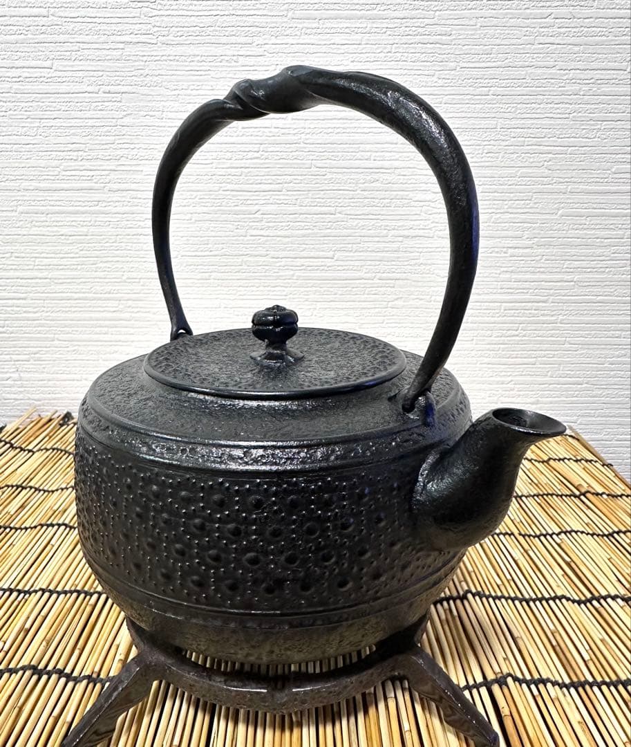 新品、供箱等付属品付 南部岩鋳四代目清末作 丸型肩付亀甲 鉄瓶台セット