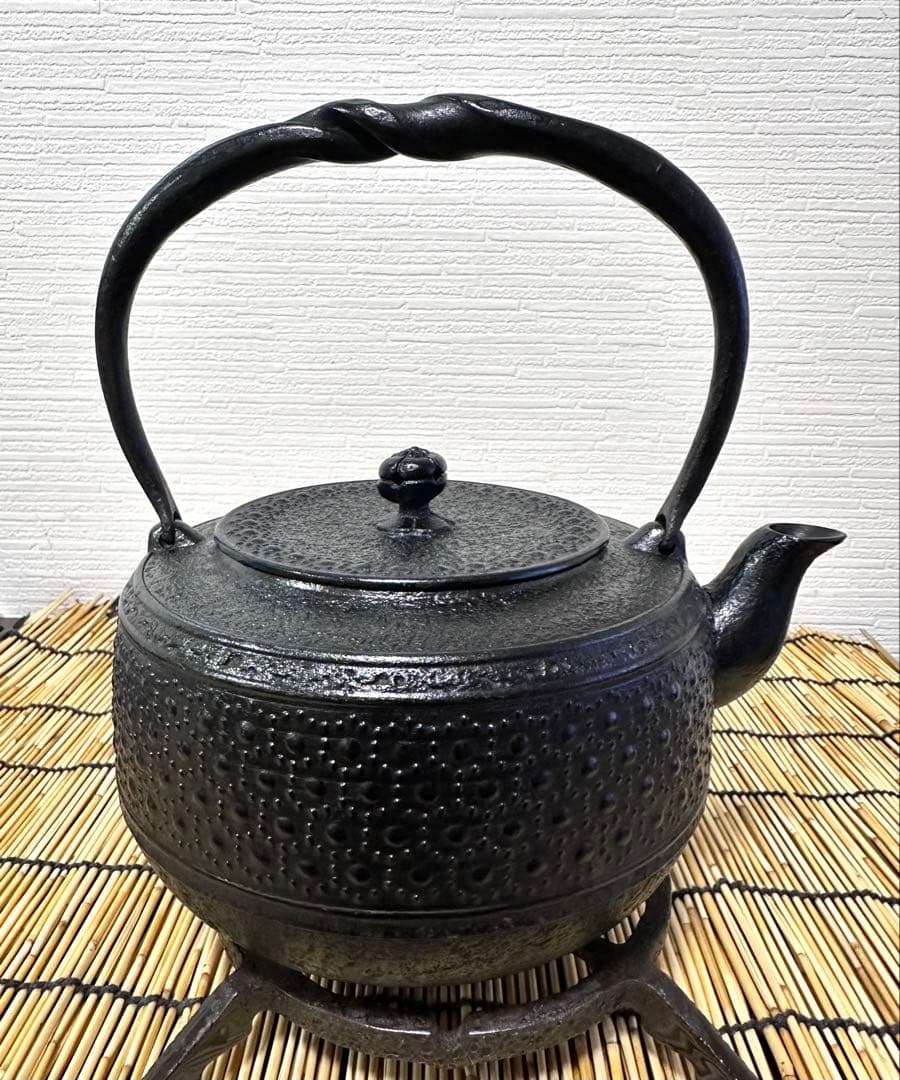 新品、供箱等付属品付 南部岩鋳四代目清末作 丸型肩付亀甲 鉄瓶台セット