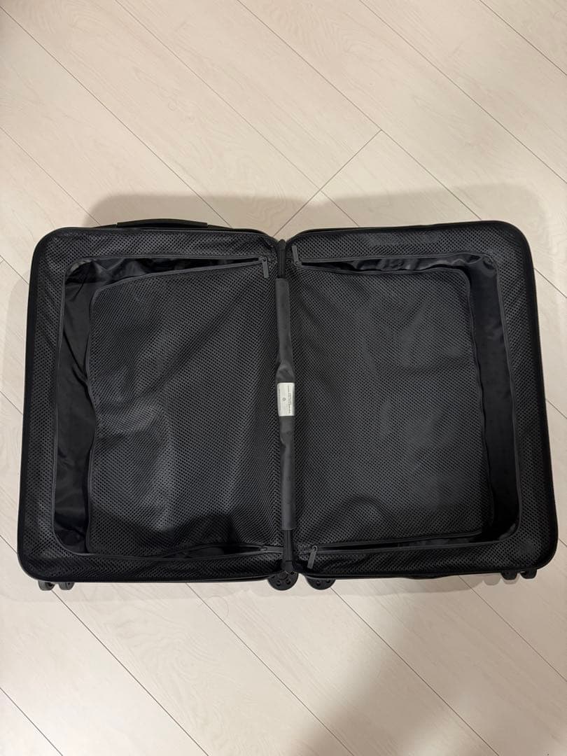 れい　 RIMOWA エッセンシャル　キャリーケース　31L ブラック