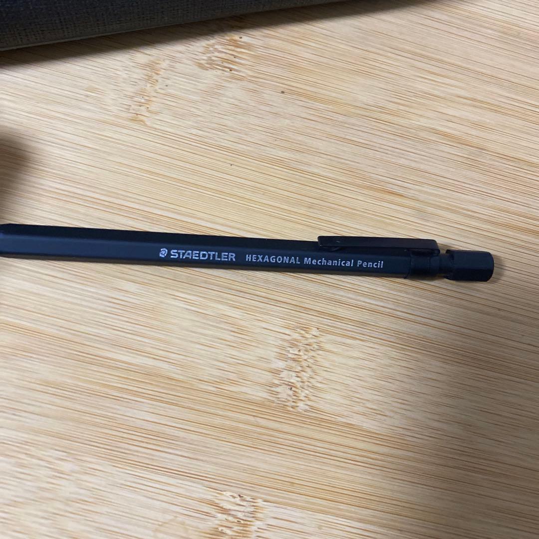 シャーペン5本　 筆箱、2本おまけ付き