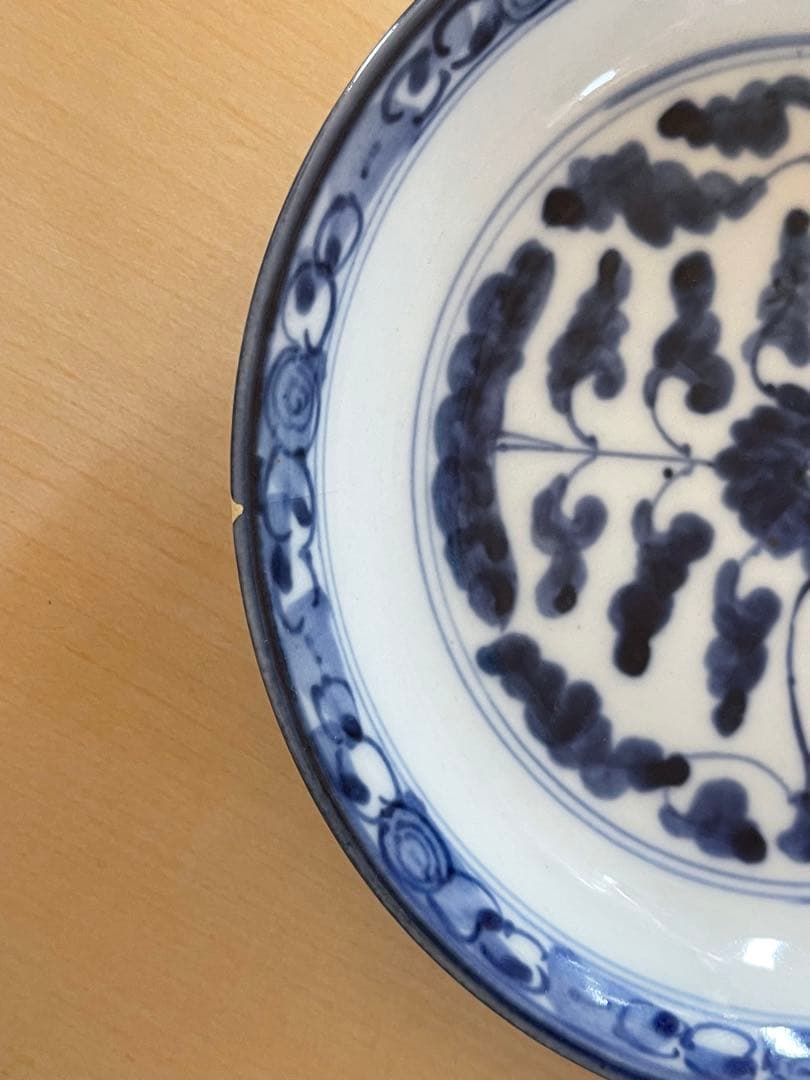 青と白の花模様の皿 陶磁器