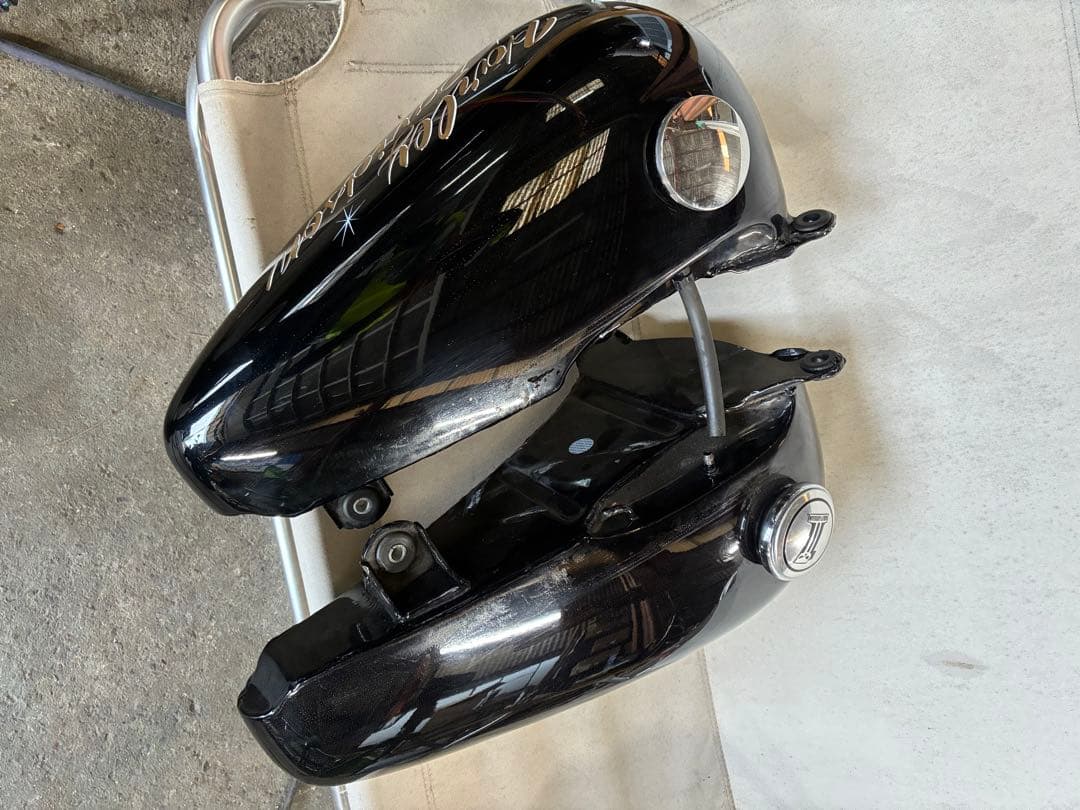 ヤンガスタンク 黒 ゴールドロゴ　3.5ガロン